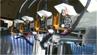 Estrusori di tipo Bowden, gruppo di 4 estrusori in linea indipendenti.